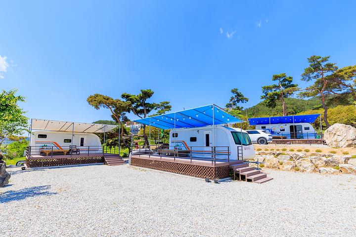 [충청남도 금산군] 금강뷰 – 금강이 눈앞에 펼쳐지는 카라반 캠핑장