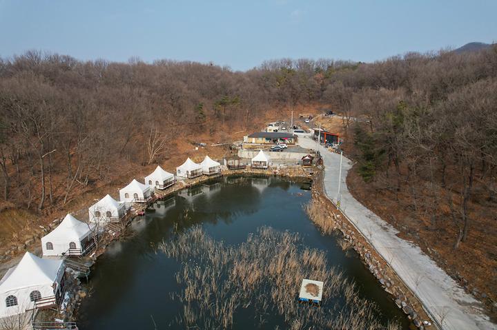 [충청북도 음성군] 더 봄날 캠핑장 – 낚시 체험을 할 수 있는 산속 캠핑장