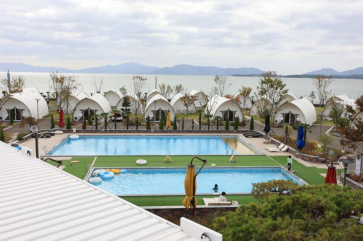 [경상남도 사천시] 하크베리빌 글램핑 리조트 – 사천 무지개 해안도로에 위치해 있는 오션뷰 글램핑장