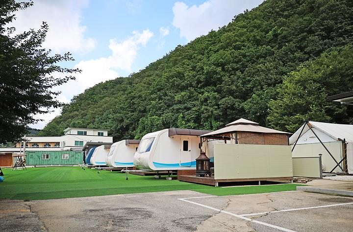 [경기도 포천시] 메이플글램핑 1호점 – 이동갈비촌에 위치한 반려견 동반 글램핑과 카라반