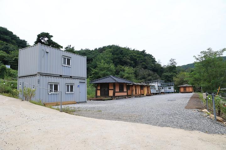 [경기도 안성시] 안성운모석캠핑장 – 서운산 기슭 금광이 있던 자리에 조성한 오토 캠핑장