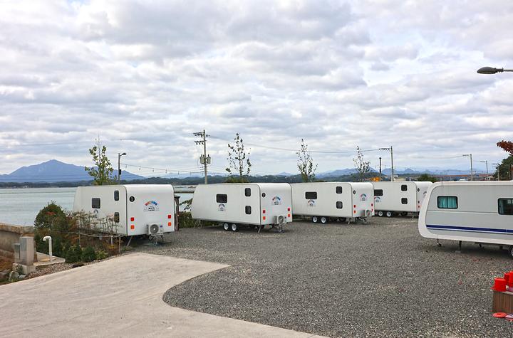 [경상남도 사천시] 무지개카라반 – 사천대교 아래 무지개도로 옆 감성 카라반