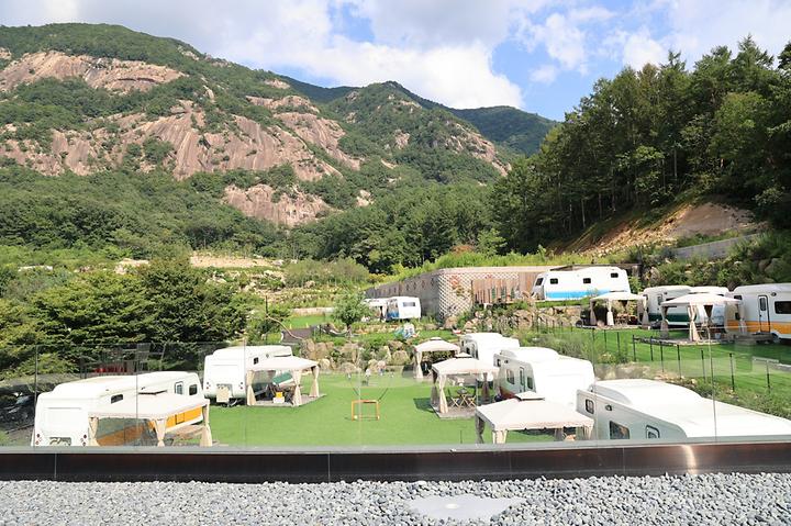 [경기도 포천시] 산정호수 마루글램핑 카라반 – 산정호수 안쪽 명성산 뷰가 좋은 카라반 캠핑장