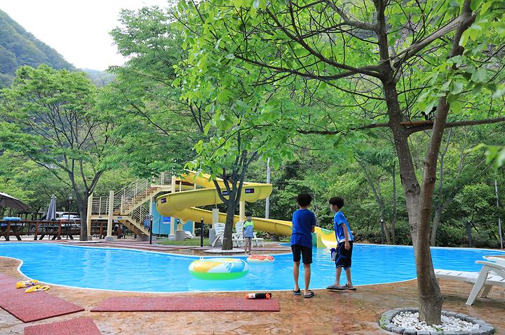 [강원도 영월군] 삿갓펜션 캠핑장 – 김갓갓 계곡 상류위치.수영장이 좋은 캠핑장