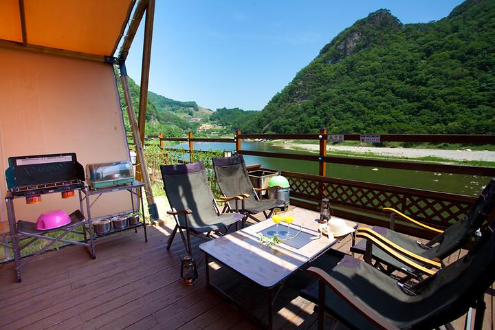 [강원도 홍천군] 이스케이프 지점 (휴토피아) – 팔봉산과 홍천간을 바라보고 있는 천혜의자연환경 속에 위치해 있는 휴토피아 글램핑