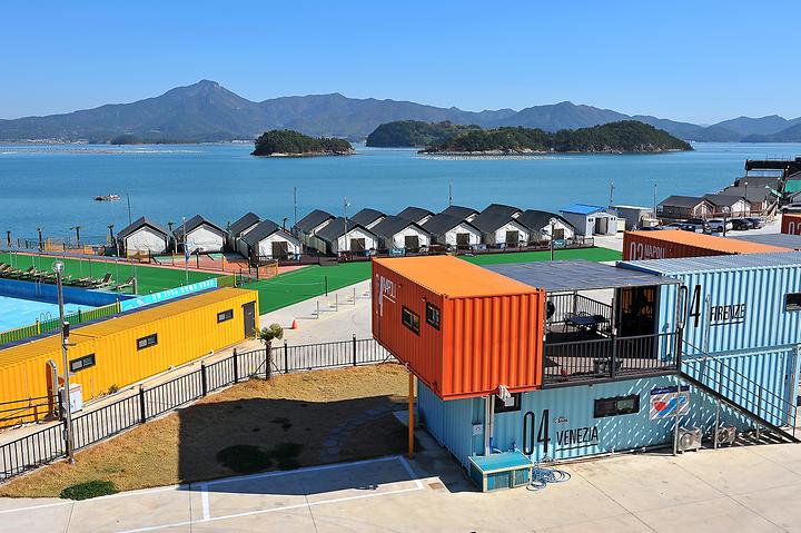 [경상남도 고성군] 블루웨일 – 블루웨일글램핑은 삼면이 바다로 둘러싸인 독립적인 공간을 자랑한다.