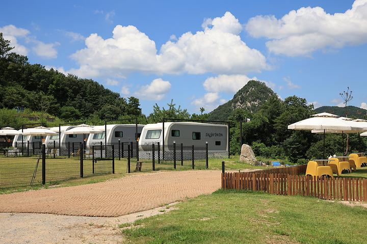 [강원도 홍천군] 캐닌힐스(CANINHILLS) – 홍천강 뷰의 반려견 전용 카라반 야영장