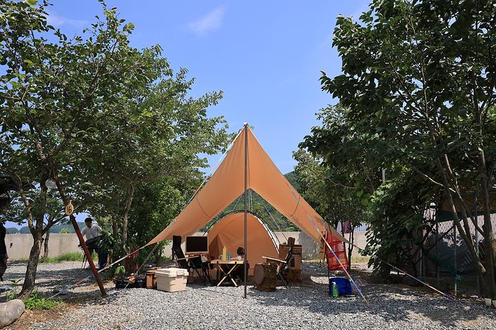 [강원도 양양군] 양양 고인돌 캠핑장 – 청정한 남대천 계곡에서 즐기는 힐링 감성 캠핑 공간