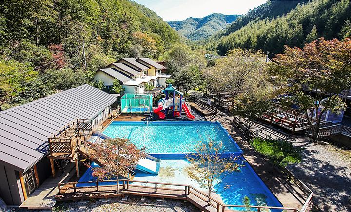 [강원도 춘천시] 문배골 캠핑장 – 숲 속  수영장과 차양막 있는 넓은 데크