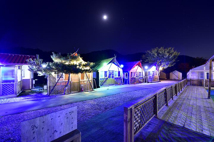 [경기도 가평군] 풀문캠핑앤글램핑리조트 – 대단위 다양한 캠핑사이트와 이벤트로 즐길 거리가 많은 편안한 캠핑장