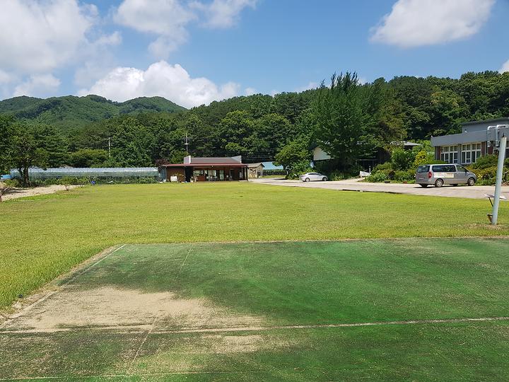 [경상북도 상주시] 미리내캠핑장 – 폐교를 활용한 감성적인 캠핑장