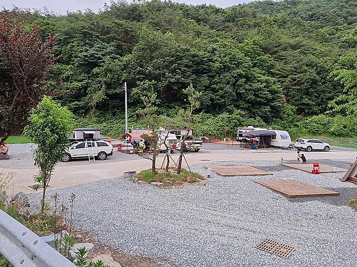 [전라북도 완주군] 부엉캠핑클럽 – 계곡과 수영장이 있는 캠핑장