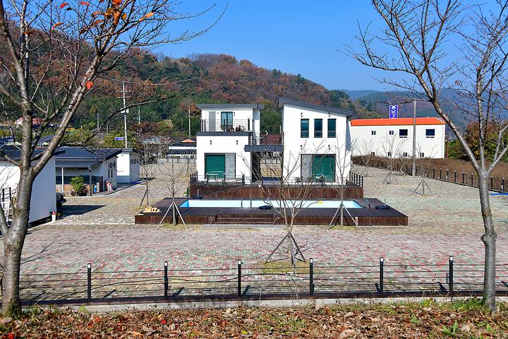 [경상남도 의령군] 의령나루캠프 – 잔디밭에서 아이들과 반려견이 마음껏 뛰놀 수 있는 캠핑장.