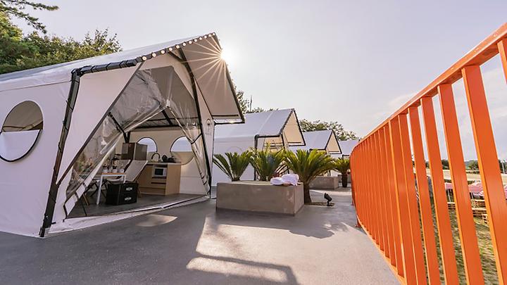 [경상남도 사천시] 비토애글램핑2호점(BITOLUV GLAMPING Season2) – 사계절 미온수 수영장이 있는 바다 앞 글램핑