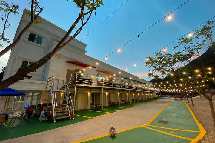 [경상북도 김천시] 금오산 풀타운 – 널찍한 사이트가 눈에 띄는 오토캠핑장