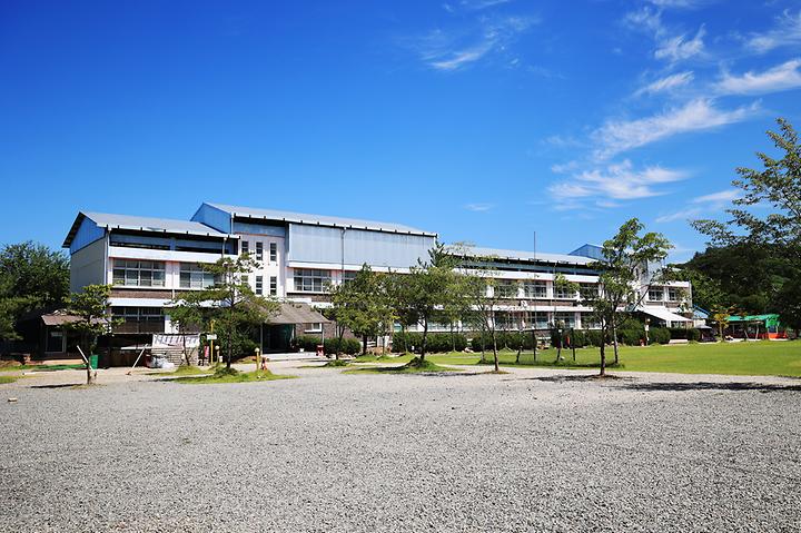 [경기도 연천군] 아띠캠핑장 – 폐교를 활용한 가족단위 전용캠핑장