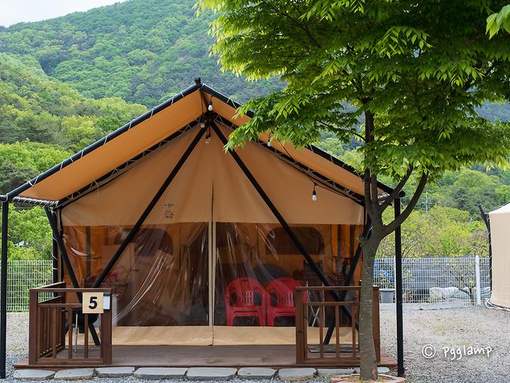 [경상북도 칠곡군] 팔공산글램핑 – 숲으로 둘러싸인 냇가 옆 글램핑장