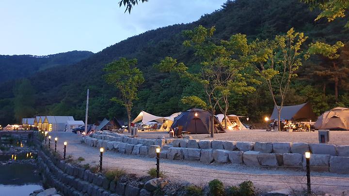 [전라북도 정읍시] 일곱식구 캠핑장 – 산으로 둘러 있어 계곡소리 산새소리가 있는 캠핑장