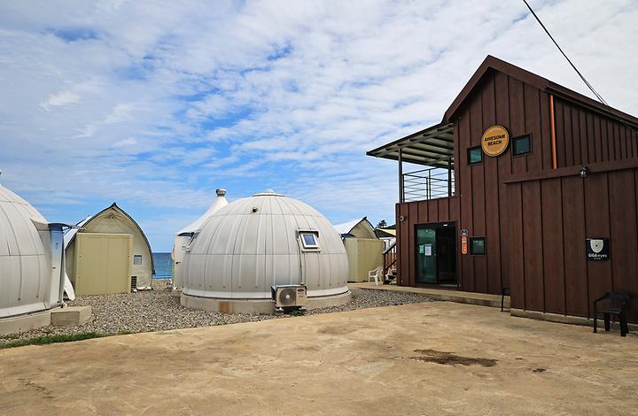 [강원도 삼척시] 어썸비치 – 초곡용굴촛대바위가 있는 초곡해변앞 글램핑