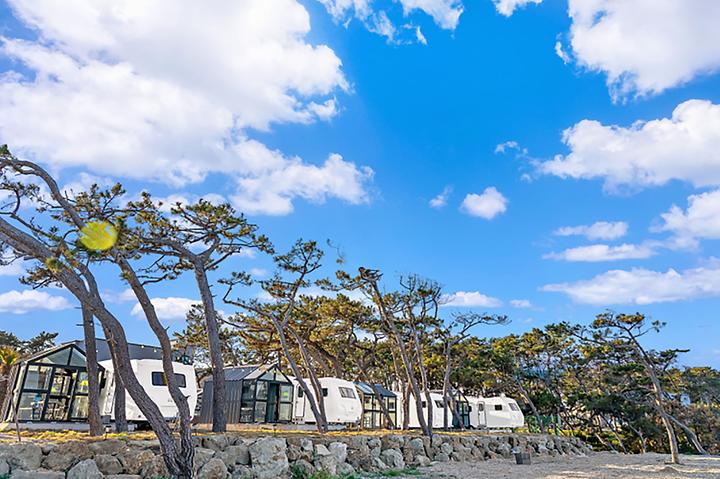 [경상북도 포항시] 호미곶유니의바다 카라반캠핑장 – 호미곶 앞바다가 눈앞에 펼쳐지는 카라반