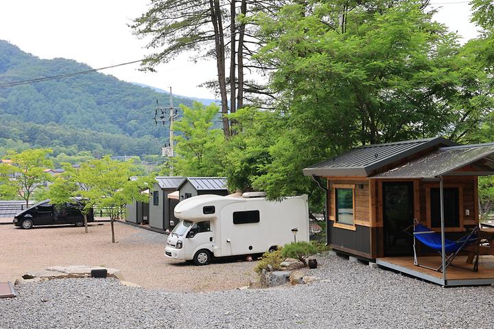 [경기도 가평군] 유명산 계곡 캠핑장 – 유명산 자락 어비계곡 안쪽에 위치한 팬션&캠핑장